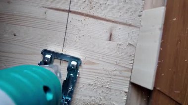 Marangoz tahta kesmek için elektrikli yapboz kullanıyor. Ağır çekimde yukarıdan çek. Yüksek kalite 4k görüntü