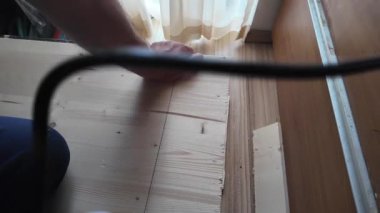 Marangoz tahta kesmek için elektrikli yapboz kullanıyor. Ağır çekimde yukarıdan çek. Yüksek kalite 4k görüntü