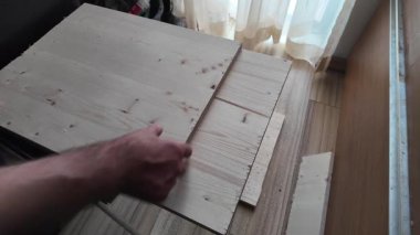 Bir marangoz odunu kesmek için hizalar. Yüksek kalite 4k görüntü