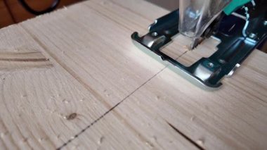 Yeşil bir yapboz, parlak bir tahtayı testereyle keser, yavaş çekimde kapatır. Yüksek kalite 4k görüntü