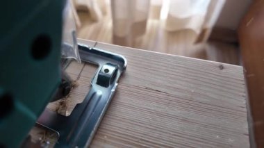 Marangoz tahta kesmek için elektrikli yapboz kullanıyor. Ağır çekimde kapat. Yüksek kalite 4k görüntü