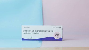 Qawra, Malta - 01.11.2024 Eltroxin ilacıyla Ayrıntılar, Hipotiroidizm için bir tedavi. Yüksek kalite fotoğraf