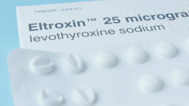 Qawra, Malta - 01.11.2024 Eltroxin ilacıyla Ayrıntılar, Hipotiroidizm için bir tedavi. Yüksek kalite fotoğraf