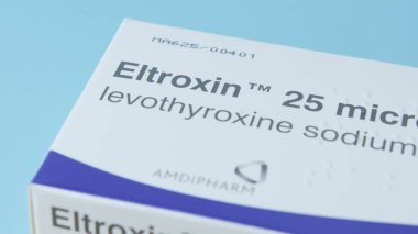 Qawra, Malta - 01.11.2024 Eltroxin ilacıyla Ayrıntılar, Hipotiroidizm için bir tedavi. Yüksek kalite fotoğraf