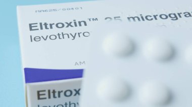 Qawra, Malta - 01.11.2024 Eltroxin ilacıyla Ayrıntılar, Hipotiroidizm için bir tedavi. Yüksek kalite fotoğraf