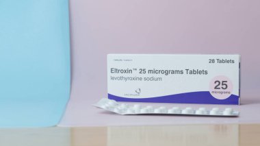 Qawra, Malta - 01.11.2024 Eltroxin ilacıyla Ayrıntılar, Hipotiroidizm için bir tedavi. Yüksek kalite fotoğraf