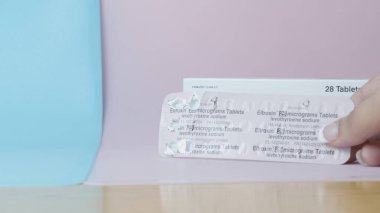 Qawra, Malta - 01.11.2024 Eltroxin ilacıyla Ayrıntılar, Hipotiroidizm için bir tedavi. Yüksek kalite fotoğraf