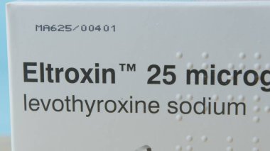 Qawra, Malta - 01.11.2024 Eltroxin ilacıyla Ayrıntılar, Hipotiroidizm için bir tedavi. Yüksek kalite fotoğraf