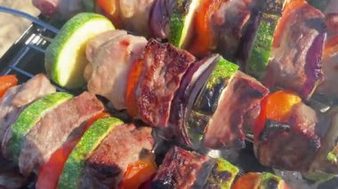 Barbekü şişleri. Sahilde et ve sebzeler. Yüksek kalite 4k görüntü