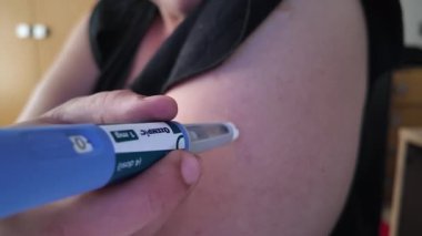 20.07.2025 - St Pauls Bay, Malta - Ozempic, Semaglutide ilaçları, diyabet ve ağırlık yönetimi enjeksiyonu. Koluna ozempik enjekte edilmiş. Yüksek kalite 4k görüntü