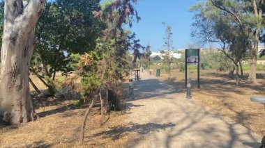 15.07.2025 - Qawra, Malta - açık hava spor salonu ve çocuk parkı. Yüksek kalite 4k görüntü