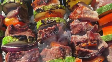 Barbekü şişleri. Sahilde et ve sebzeler. Yüksek kalite 4k görüntü