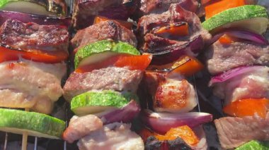 Barbekü şişleri. Sahilde et ve sebzeler. Yüksek kalite 4k görüntü