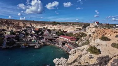 Temel Reis Köyü Malta. Balıkçı köyünün güzel kuşlarının göz kapakları sağa kayıyor. Yüksek kalite 4k görüntü