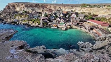 Temel Reis Köyü Malta. Güzel küçük balıkçı köyü kuşları gözünden vuruldu. Yüksek kalite 4k görüntü