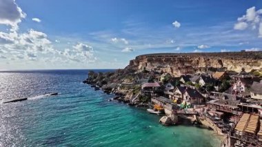 Temel Reis Köyü Malta. Balıkçı köyünün güzel kuşlarının göz kapakları sağa kayıyor. Yüksek kalite 4k görüntü