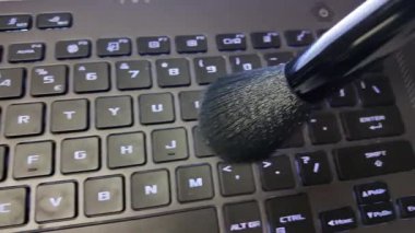 Tozlu klavyeyi fırçayla temizlemek. Yüksek kalite 4k görüntü