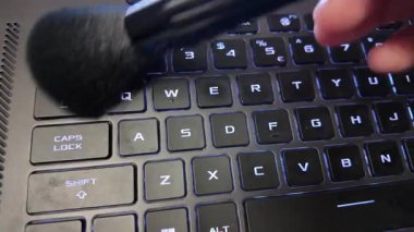 Tozlu klavyeyi fırçayla temizlemek. Yüksek kalite 4k görüntü