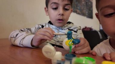 Çocuklar paskalya yumurtası boyuyor. Çizim yapmayı öğreniyorum. Yüksek kalite 4k görüntü