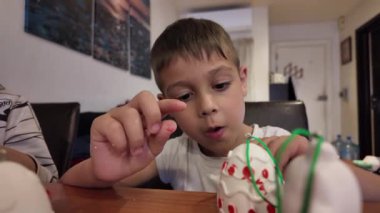 Çocuklar paskalya yumurtası boyuyor. Çizim yapmayı öğreniyorum. Yüksek kalite 4k görüntü