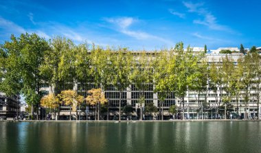 Paris, Fransa, Ekim 2020, Bassin de la Villette 'in Sinyoret-Montand Güvertesi manzarası 