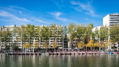Paris, Fransa, Ekim 2022, Marin D 'Eau Douce tarafından kiralanan elektrikli tekne manzarası Villette Havzası' ndaki bir şirket..