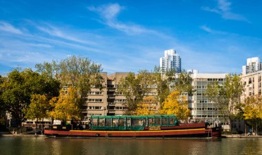 Paris, Fransa, Ekim 2022, Antipode yüzen ev manzarası, Villette havzasında kültürel olaylarla dolu bir mavna..