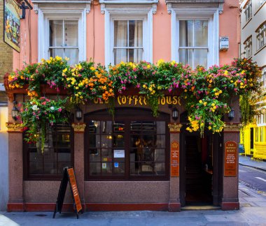 Londra, İngiltere, Eylül 2022, Soho 'daki Eski Kahve Evi' nin ön cephesi