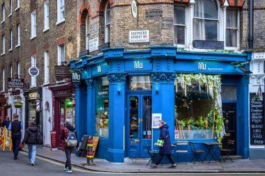 Londra, İngiltere, Eylül 2022, Titu manzaralı, Mayfair 'de bir restoran.