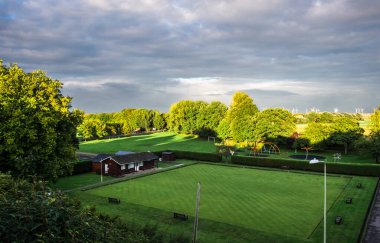 Doğu Sussex, Birleşik Krallık, Eylül 2022, Rye Bowls Kulübü 'nün ortaçağ kasabasındaki manzarası