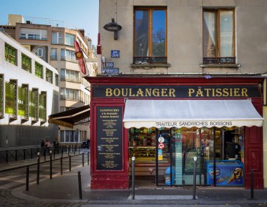Paris, Fransa, Ekim 2022, La Fournee cephesi manzarası, başkentin tipik bir pastanesi.