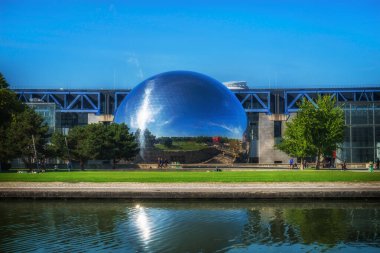 Paris, Fransa, Ekim 2022, La Villette Parkı, İmaj teknolojisini kullanan fütüristik bir bina.