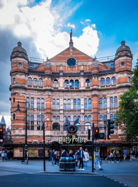 Londra, İngiltere, Eylül 2022, Cambridge Sirki 'nin Palace Theatre manzarası.