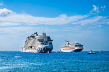 Grand Cayman, Cayman Adaları, Şubat 2023, Karayip Denizi 'nde George Town tarafından demirlenmiş üç yolcu gemisi.