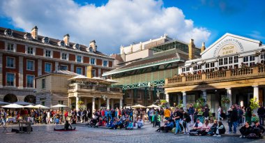 Londra, İngiltere, Eylül 2022, Covent Garden 'da bir sokak sanatçısını izleyen halk. 