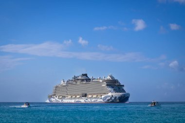 Grand Cayman, Cayman Adaları, Şubat 2023, Karayip Denizi 'nde George Town' un demirlediği Norveç Prima yolcu gemisi manzarası. 