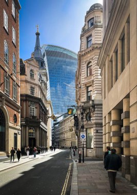 İngiltere, Birleşik Krallık, Nisan 2023, Lombard Caddesi 'nden Londra şehrinin ufuk çizgisi