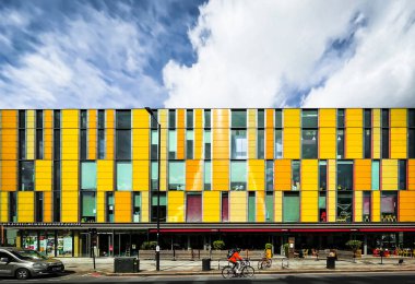 İngiltere, Birleşik Krallık, Nisan 2023, Londra 'daki Coin Caddesi Mahalle Merkezi manzarası