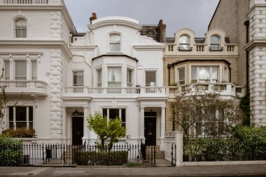İngiltere, Birleşik Krallık, Nisan 2023, Kensington ve Chelsea 'deki Neville Terrace' daki bazı evlerin manzarası