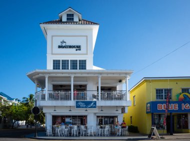 Grand Cayman, Cayman Adaları, Jan 2023, George Town 'daki Kayıkhane Izgarası ve Beyaz Balina Restoranları manzarası