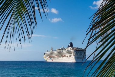 Grand Cayman, Cayman Adaları, Şubat 2023, Karayip Denizi 'nde George Town tarafından demirlenmiş Norveç Şafağı yolcu gemisi manzarası.