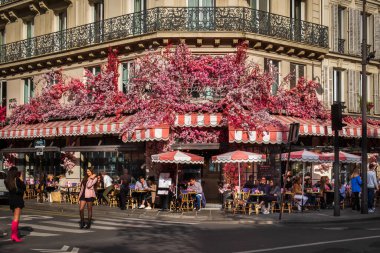 Paris, Fransa, Ekim 2022, La Favorite 'in şehir manzarası, başkentin 4. bölgesinde bir restoran.