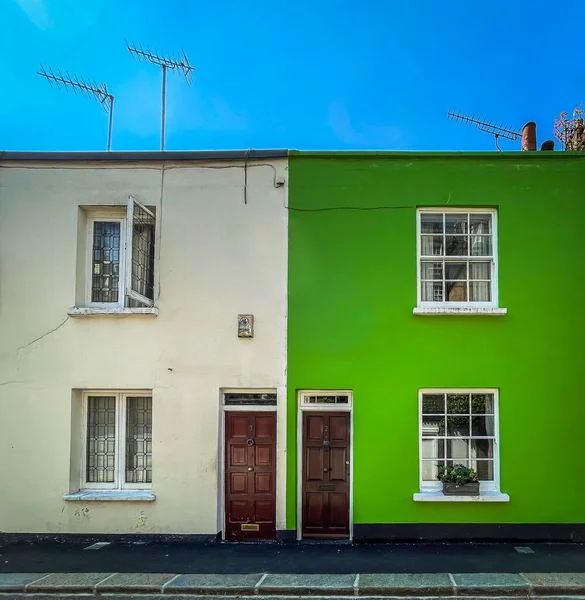 Αγγλία Ηνωμένο Βασίλειο Απρίλιος 2023 Άποψη Ενός Δρόμου Χρωματιστά Σπίτια — Φωτογραφία Αρχείου