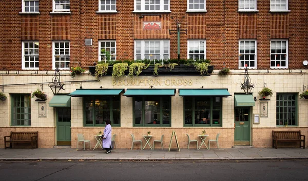 London Nov 2022 View Woman Walk Brompton Cross Pub Restaurate — стокове фото