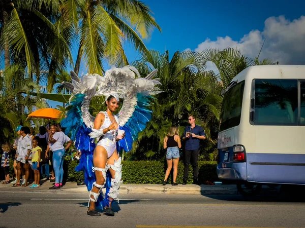 Grand Cayman Kaaimaneilanden Mei 2023 Uitzicht Een Vrouw Die Paradeert — Stockfoto