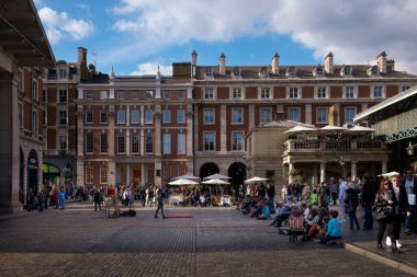 Londra, İngiltere, Eylül 2022, Covent Garden 'da bir sokak sanatçısını izleyen halk.