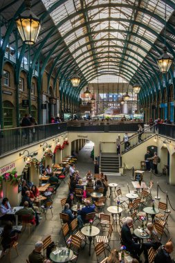 Londra, İngiltere, Eylül 2022, müşteriler Covent Garden Market 'te kapalı bir restoranda oturuyor.