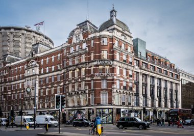 İngiltere, Birleşik Krallık, 2 Kasım 2022, Knightsbridge 'deki Harvey Nichols bayrak gemisi mağazasının şehir manzarası