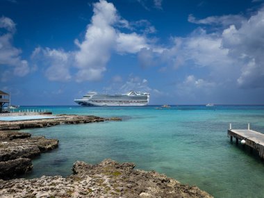 Grand Cayman, Cayman Adaları, 12 Haziran 2023, Karayip Prenses yolcu gemisinin Karayip Denizi manzarası George Town tarafından demirlenmiş. 