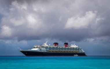 Grand Cayman, Cayman Adaları, 12 Haziran 2023, Karayip Denizi 'ndeki Disney Magic yolcu gemisinin görüntüsü George Town tarafından demirlenmiş. 